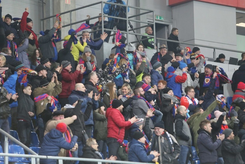 Piast Gliwice – Lech Poznań 4:0 ZDJĘCIA KIBICÓW. Kibicowski „młyn” wrócił na stadion przy Okrzei