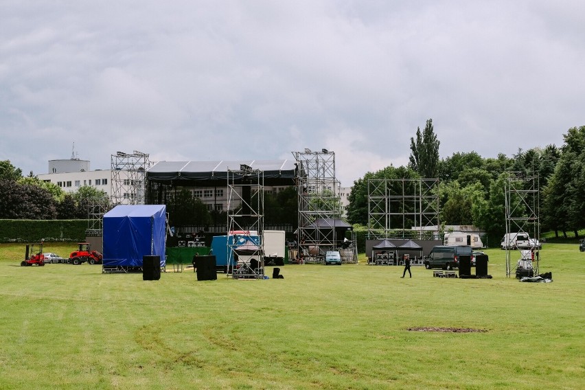 W Parku Sybiraków trwa budowa wielkiej sceny na czwartkowy...