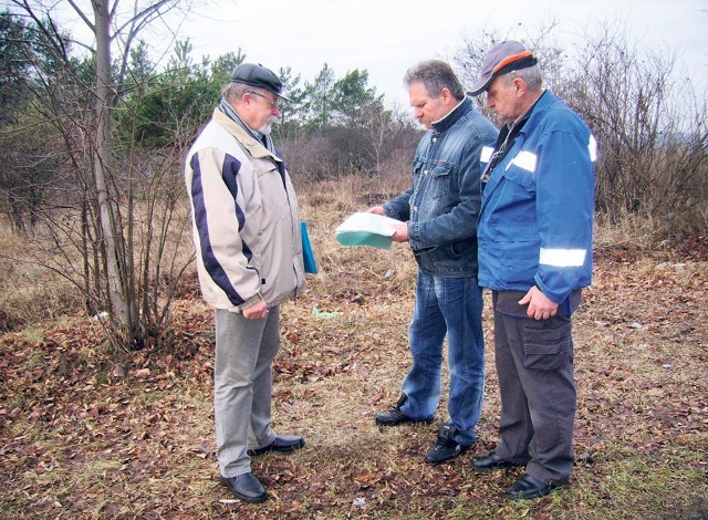 Dąbrowianie nie widzą sensu projektowania drogi w tym miejscu