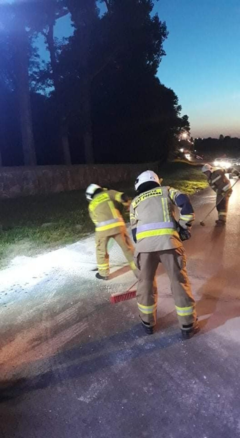 Strażacy sprzątali drogę z rozsypanego tłucznia