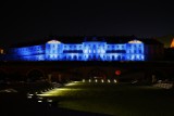 Zamek Królewski podświetlony na niebiesko. To podziękowanie dla medyków
