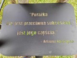 W parku na Słodowie stanęły tabliczki z cytatami                           