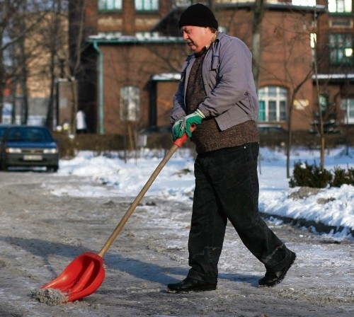 Śnieg najlepiej usuwać od razu gdy spadnie.