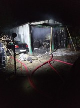 W Dolicach w nocy spłonął garaż i dwa samochody