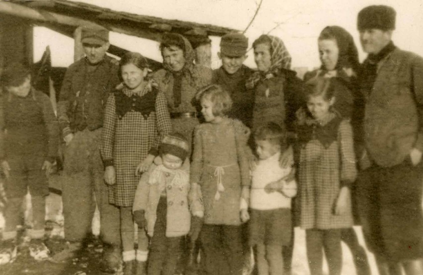 Rodzina Mikołajczaków zimą na przełomie 1946 i 1947 roku -...