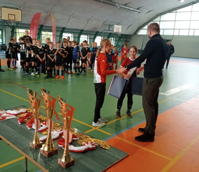 W Pruszczu z okazji Święta Niepodległości odbył się turniej halowy młodych piłkarzy