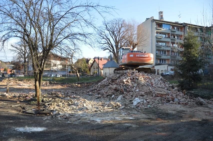 Bochnia. Wyburzono starą kamienicę między ulicami Sadecką i Kącik, na jej miejscu powstanie parking [ZDJĘCIA]