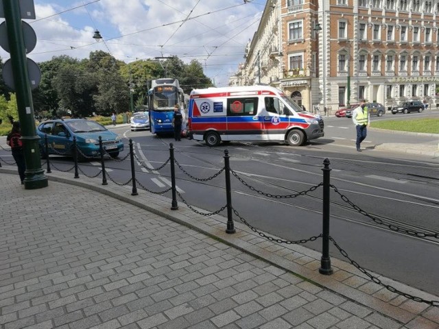 Do zderzenia doszło w centrum miasta, przed Dworcem Głównym w Krakowie