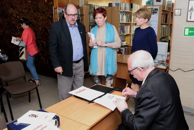 Jan Seweryn, przewodniczący Komisji Międzyzakładowej NSZZ „Solidarność” w MAN BUS podpisuje swoją książkę