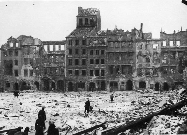 Rynek Starego Miasta w Warszawie, rok 1945.