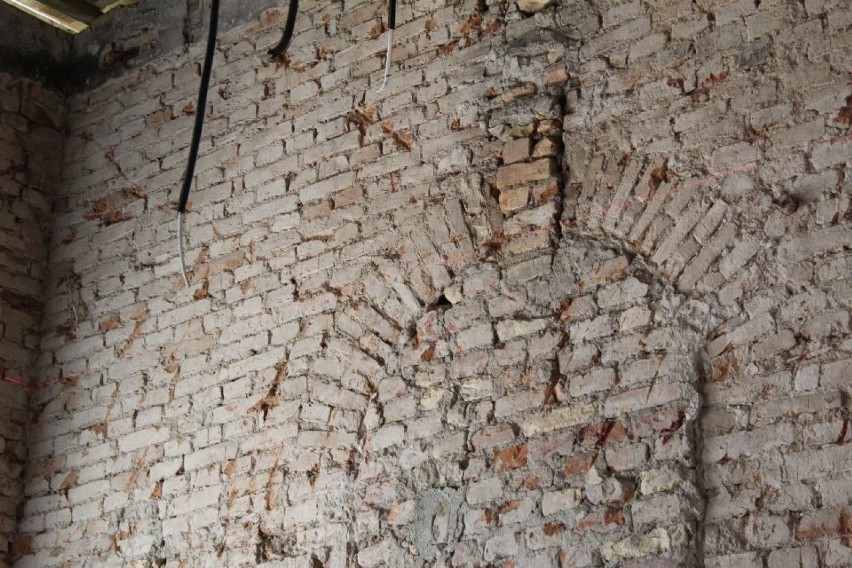Podczas remontu bożnicy w Suchowoli odkryto nieznane wcześniej elementy architektury 