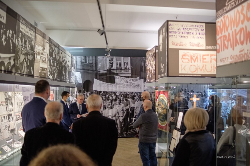 Unikalna wystawa w Tarnowie upamiętniająca 40. rocznicę wprowadzenia stanu wojennego. Czuć klimat tamtych lat [ZDJĘCIA]
