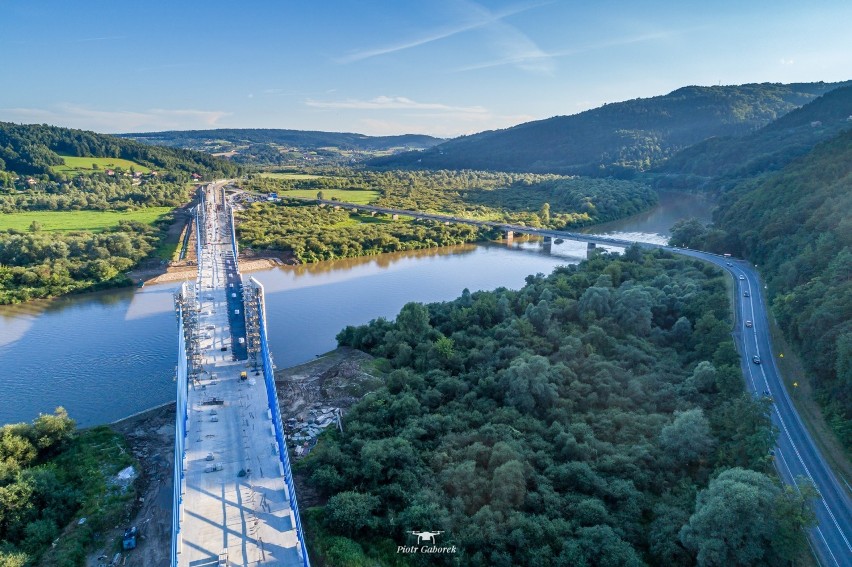 Kurów. Nowym mostem na Dunajcu przy DK75 w kierunku Nowy Sącz - Brzesko przejedziemy jesienią. Na jakim etapie są prace? [ZDJĘCIA]