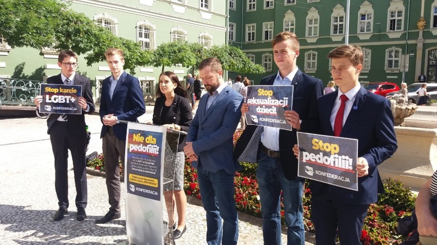 Konfederacja KORWiN Braun Narodowcy rozpoczyna zbiórkę podpisów. "Stop seksualizacji" 