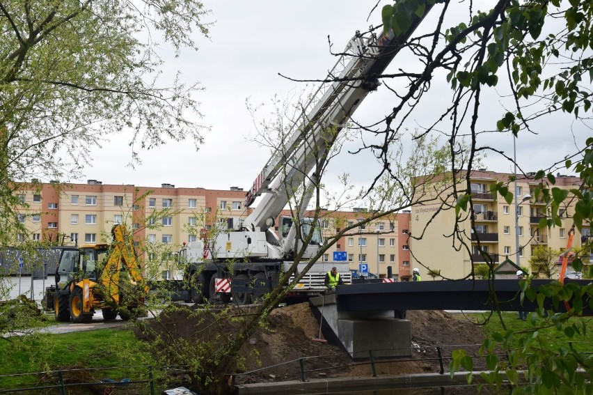 Nowa kładka w Nowym Dworze Gdańskim. Konstrukcja połączy bulwar wzdłuż ulicy Morskiej i plac za Żuławskim Ośrodkiem Kultury