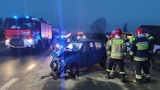 Wypadek w Twardosławicach przy wiadukcie koło Piotrkowa, 03.12.2020. Zderzyły się trzy auta, droga zablokowana [ZDJĘCIA, WIDEO]