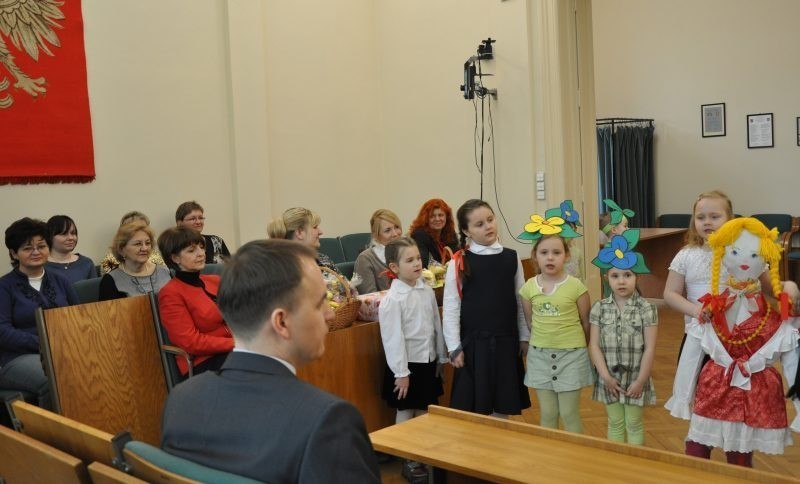 Świętochłowice: Dzieci z Przedszkola nr 4 powiatły wiosnę w urzędzie miejskim