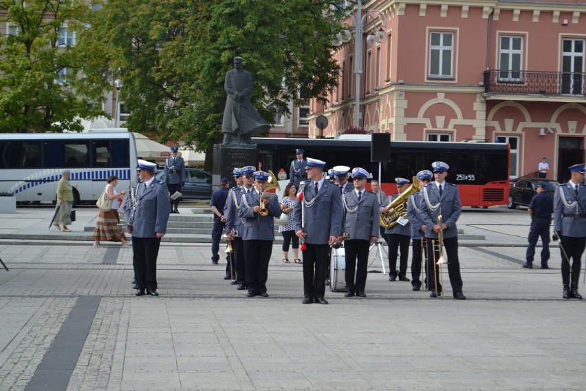 Święto Policji na Placu Biegańskiego w Częstochowie. Akty nominacyjne na wyższe stopnie służbowe dla 279 funkcjonariuszy [ZDJĘCIA]
