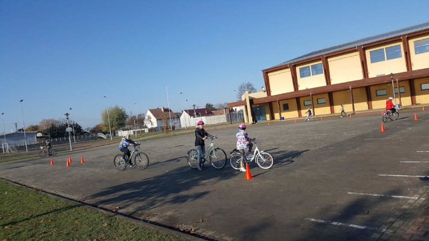 Uczniowie ze Szkoły Podstawowej w Sierakowie zdawali egzaminy na kartę rowerową [ZDJĘCIA]