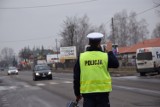 Piesi i kierowcy w Zduńskiej Woli dostają od policjantów ulotki „Czy to Cię tłumaczy?”