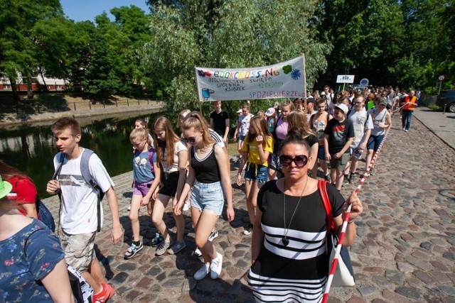 Wielki czytelniczy korowód, dziesiątki osób kochających książki, występy artystyczne, wspólne czytanie - mimo upału Wyspa Młyńska uczciła wczoraj Ogólnopolskie Święto Wolnych Książek.

Wczorajsze wydarzenie rozpoczęło się tradycyjnie, od wielkiej, kolorowej parady czytelniczej. Ta wyruszyła o godz. 10.30 spod Zespołu Szkół Mechanicznych nr 1 przy ul. Św. Trójcy. Metą przemarszu stała się Wyspa Młyńska, na której punktualnie o godz. 11 rozpoczął się czytelniczy happening. 

Nie zabrakło honorowego wystrzału z wiwatówki, otwierającego święto. Zaraz po nim zaczęło się wspólne czytanie między innymi wierszy Marii Konopnickiej, a potem występy artystyczne dzieci z bydgoskich szkół zaangażowanych w ideę bookcrossingu. 
Na Wyspie można było również znaleźć „Alejkę książek uwolnionych”, czyli miejsce wymiany książek. 

Pierwszy raz w historii imprezy Świętu towarzyszyła dodatkowa niespodzianka - przez kilka godzin kursował „Zaczytany tramwaj”, w którym można było usłyszeć czytane na żywo fragmenty książek. Tramwaj kursował na trasie Wilczak-Las Gdański. 
Święto nie skończyło się na Wyspie. Wczesnym popołudniem wszyscy chętni mogli jeszcze wziąć udział w spotkaniu autorskim z Roksaną Jędrzejewską-Wróbel, autorką książek dla dzieci, które otrzymały wiele nagród i wyróżnień, a także trafiły na Listę Skarbów Muzeum Książki Dziecięcej oraz na Złotą Listę Fundacji ABCXXI – Cała Polska czyta dzieciom.

Jedno z wydarzeń w ramach Święta Wolnych Książek zaplanowano jeszcze na dziś. O godz. 10 na terenie Zespołu Pałacowo-Parkowego w Ostromecku rozpocznie się spotkanie z Jolą Niwińską, która opowie o swoim albumie-książce „Z książką na końcu świata. Papua Nowa Gwinea”. Wstęp bezpłatny.