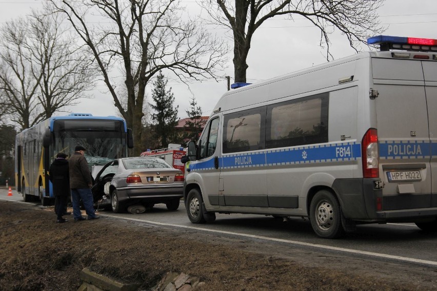 Czołowe zderzenie autobusu w Leszczynku