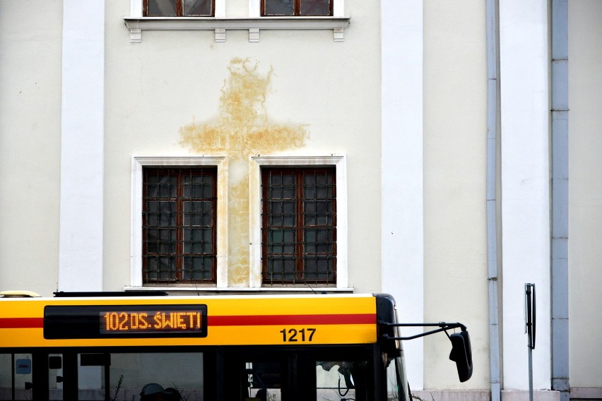 Zaciek w kształcie krzyża na synagodze w Kielcach budzi wiele emocji (zdjęcia)