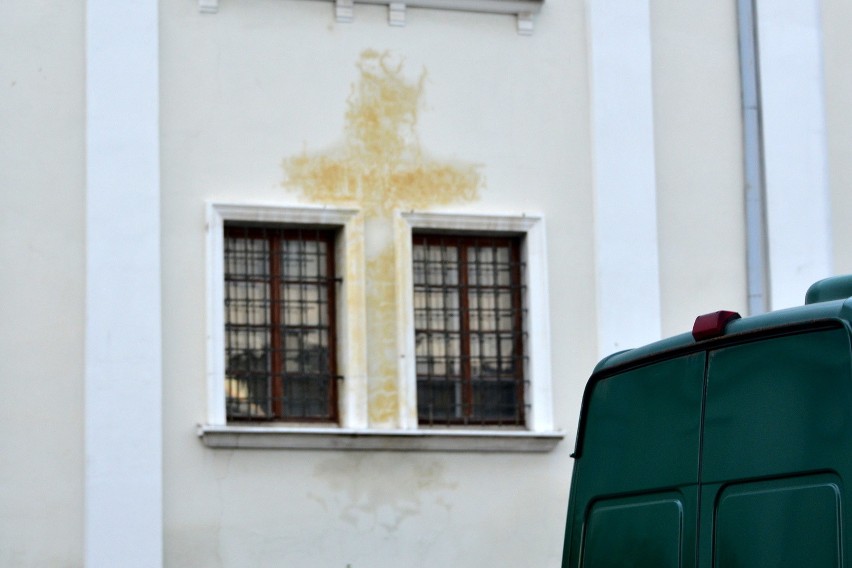 Zaciek w kształcie krzyża na synagodze w Kielcach budzi wiele emocji (zdjęcia)