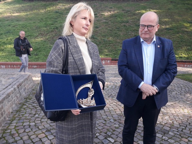 Statuetkę Grudziądzkiego Flisaka zaprezentowali Paulina Kaczor-Paczkowska, autorka statuetki oraz Maciej Glamowski, prezydent Grudziądza