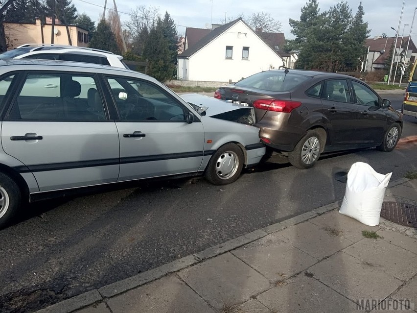 Zderzenie trzech aut w Opolu. 85-letni kierowca volkswagena najechał na tył forda