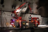 Pożar pomieszczeń z tekstyliami na Limanowskiego/Brzóski [zdjęcia+wideo]