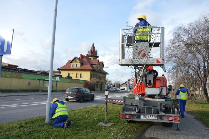 Rozpoczął się montaż ozdób świątecznych na ulicach Ostrowca (ZDJĘCIA, WIDEO)