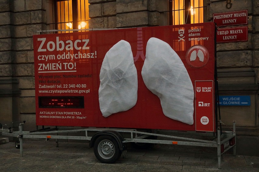 Mobilne płuca stoją w centrum Legnicy, kampania „Wybierz czyste zasady”