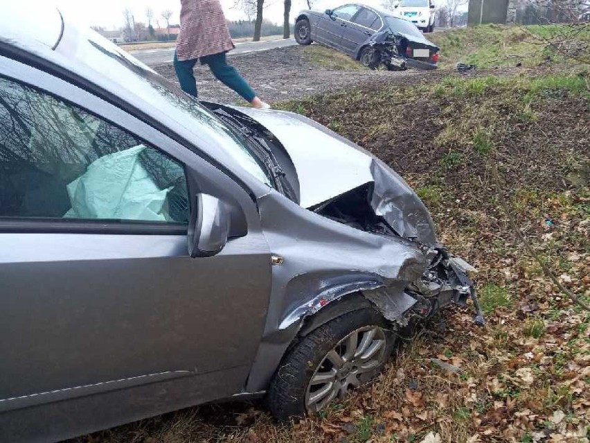 26-latka nie wyhamowała i uderzyła w BMW w gminie Radziejów. Dwie kobiety trafiły do szpitala [zdjęcia]