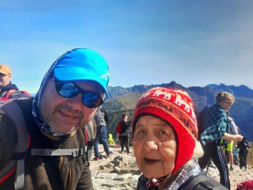 Tatry. Co za wyczyn! 82-latka wędruje po Tatrach. Weszła na przełęcz pod Kopą Kondracką [25.09.2020]