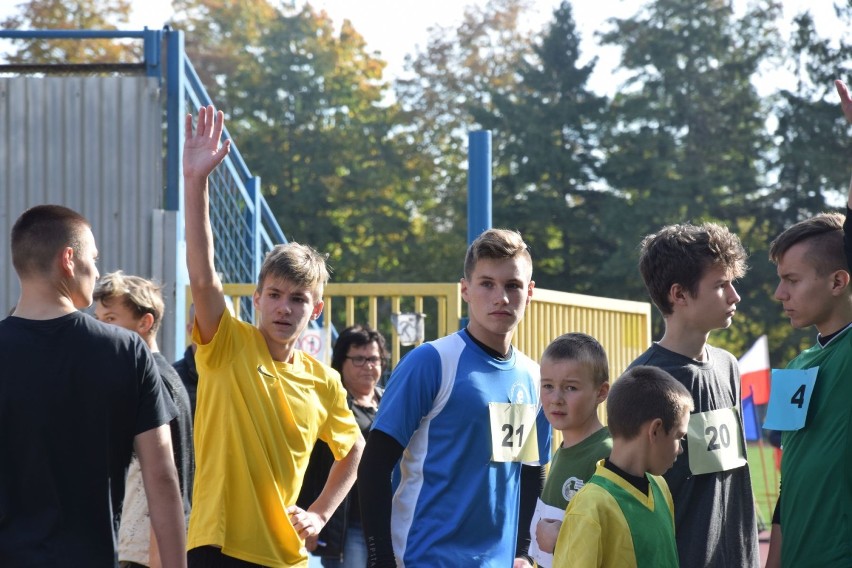 Sztafetowe Biegi Przełajowe w Pucku (październik 2018). LO Puck mistrzami lekkoatletyki zespołowej | ZDJĘCIA, WIDEO