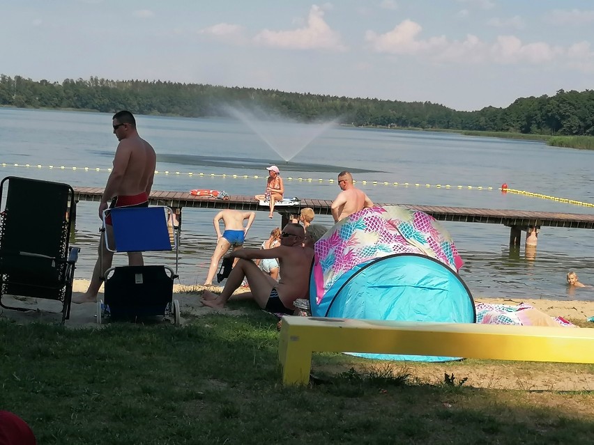 Mieszkańcy powiatu odpoczywają na plaży w Kobylcu 
