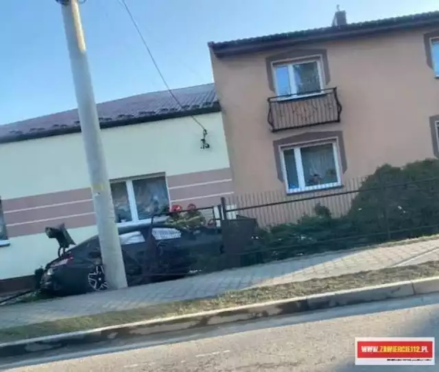 Samochód wjechał w ogrodzenie jednej z posesji przy ul. Łośnickiej w Zawierciu.