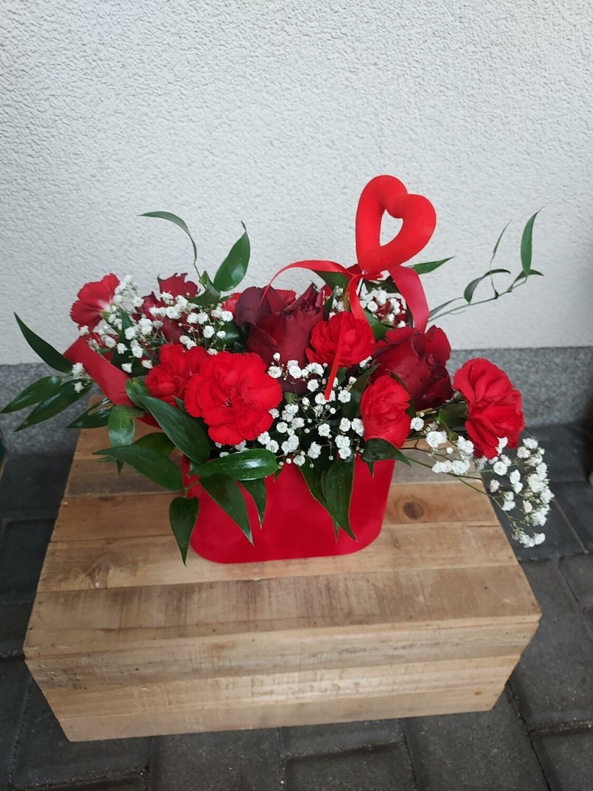 Piękne róże i kompozycje walentynkowe dostępne w kwiaciarni Kostrzewa w Osjakowie 