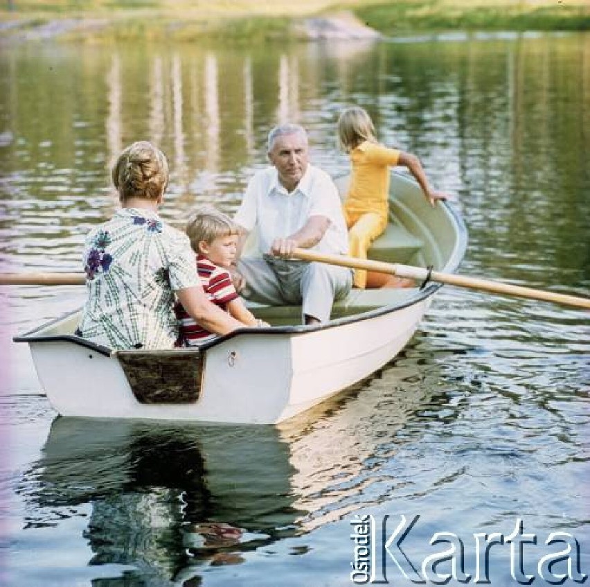 I sekretarz KC PZPR Edward Gierek z rodziną na łódce. Na...