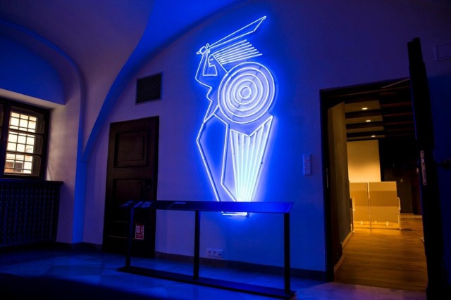 Muzeum Warszawy zostało docenione za innowacyjność i przystępność. Na zdjęciu: neon kina studyjnego Syrena w Muzeum Warszawy.