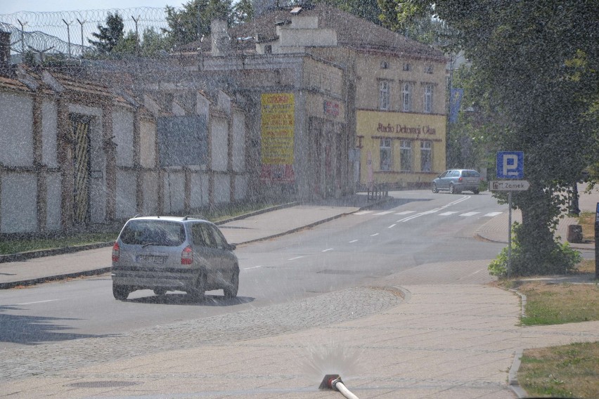 Malbork. Kurtyna wodna na ulicy Piłsudskiego. Ulga dla pieszych