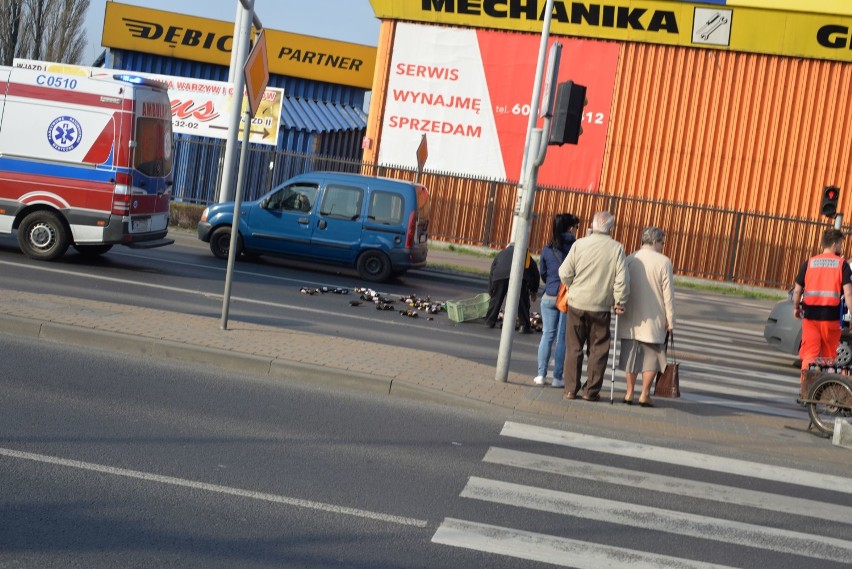Nietypowe zdarzenie na ulicy Okrzei we Włocławku. Wysypały się butelki po piwie [zdjęcia]