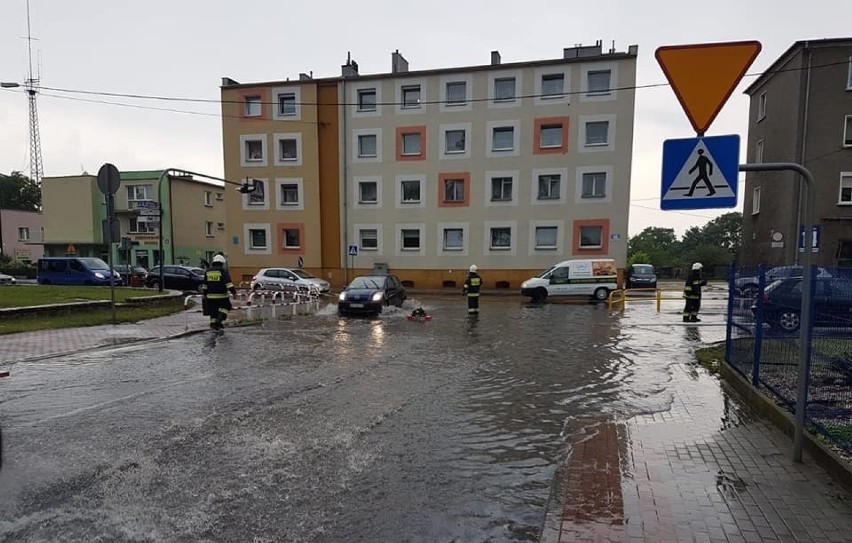 W Strzelcach Opolskich gwałtowna ulewa uszkodziła drogę