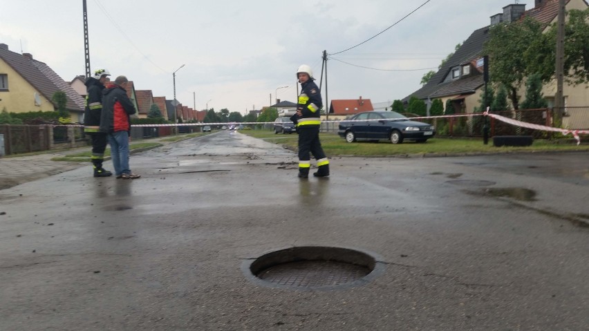 W Strzelcach Opolskich gwałtowna ulewa uszkodziła drogę