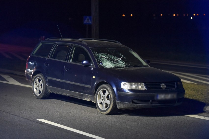 Wypadek na DK 77 w Skołoszowie. 19-latek w volkswagenie potrącił na przejściu 16-latkę [ZDJĘCIA, WIDEO]