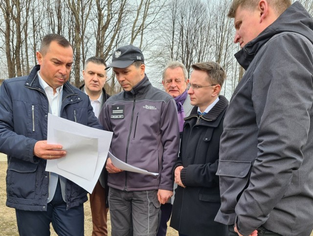Ppłk Krzysztof Kulczycki, dyrektor SW w Rzeszowie  (z lewej) poinformował dzisiaj, że w Sanoku będzie budowany nowoczesny zakład karny .