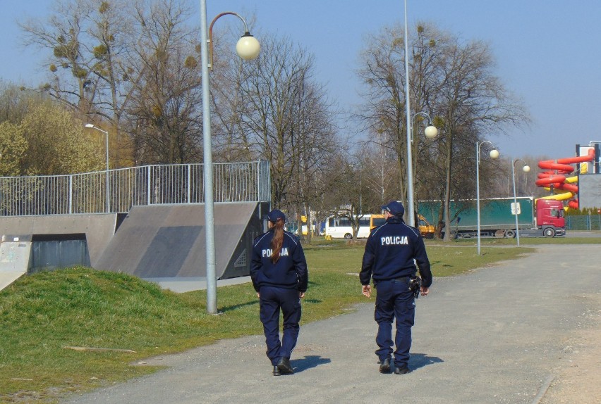 Oświęcimscy policjanci czuwają nad bezpieczeństwem i apelują o stosowanie się do zaleceń epidemiologicznych