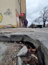 Przy ulicy Wiejskiej w Słupsku zapadła się studzienka. Mieszkaniec prosi o interwencję