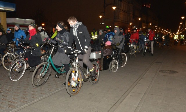 Masa Krytyczna to przejazd cyklistów (nawet 2 tysięcy osób), którzy w ten sposób blokują miasto w ostatnie piątki miesiąca